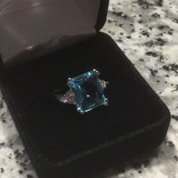 SOLD ⭐️Unusual Emerald Cut Blue Topaz Ring⭐️ - Picture 5 of 7